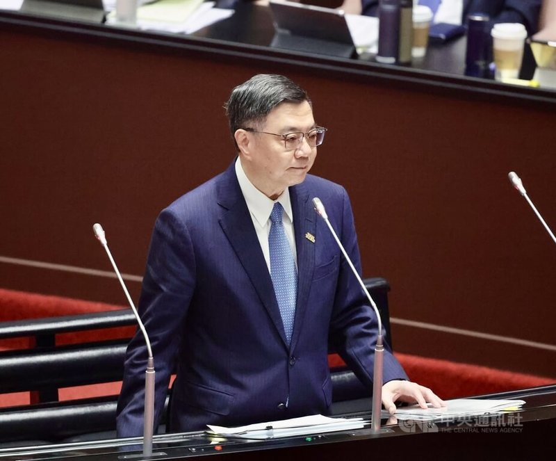 立法院2日繼續進行總質詢,國民黨立委林思銘批經濟部長郭智輝態度傲慢,應道歉下台。對此,行政院長卓榮泰(圖)表示,國營事業員工肩負支撐政府運作,他認為郭智輝可以多一些關懷,也會找郭智輝來談一談。中央社記者王飛華攝 114年5月2日