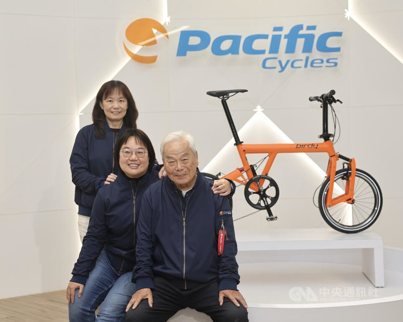 太平洋自行車創辦人林正義(右)與兩個女兒,董事長林伊華(中)、業務部協理林裳華(左)。中央社記者王飛華攝 114年5月2日
