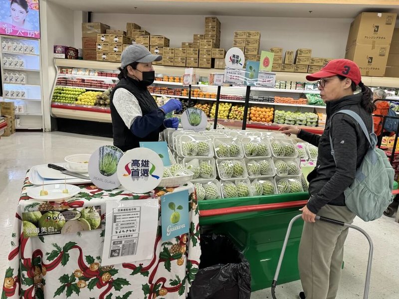 高雄市農業局農產拓銷團開拓加拿大市場,近日透過超市試吃、食農教育等活動,推銷芭樂、蜜棗及火龍果等農產。(高雄市農業局提供)中央社記者林巧璉傳真 114年5月3日