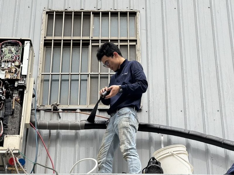 青少年謝富生曾因家庭功能不彰而被保護管束,但在觀護人鼓勵下學習冷凍空調技術,在半工半讀下,不僅考取多張證照,也獲得企業實習機會,成功翻身。(謝富生提供)中央社記者吳欣紜傳真 114年5月3日