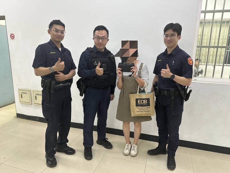 桃園市一名女子(右2)皮夾遭竊,龍安派出所員警獲報後不但快速逮獲不法之人,還因這名女子捨不得皮夾裡的珍貴照片,協助摸黑在草叢尋回被丟棄的皮夾,讓這名女子相當感激與感動。(警方提供)中央社記者葉臻傳真 114年5月3日