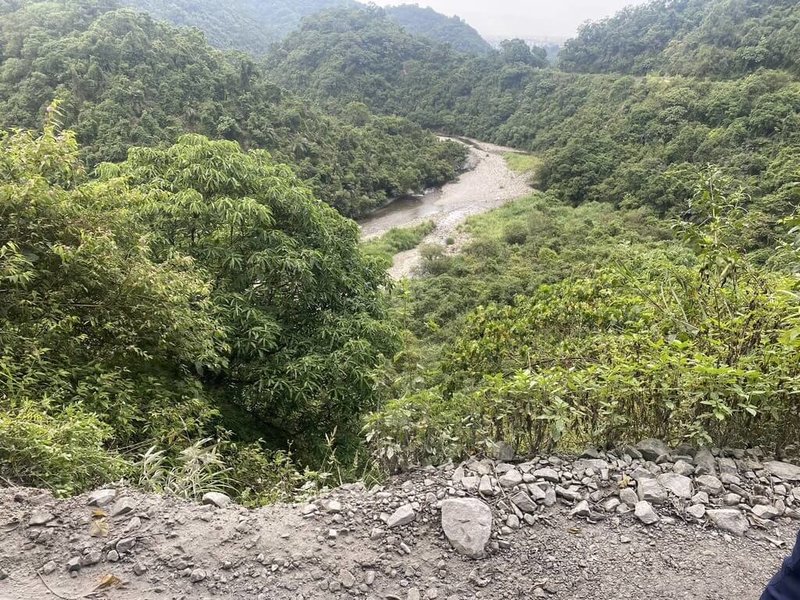 張姓駕駛3日開車行經宜蘭縣蘇澳武荖坑林道時，疑因路幅狹小，不慎在準備會車前墜落山谷、不幸身亡，詳細事發原因仍待釐清。圖為事故現場。（警方提供）中央社記者沈如峰宜蘭縣傳真  114年5月3日