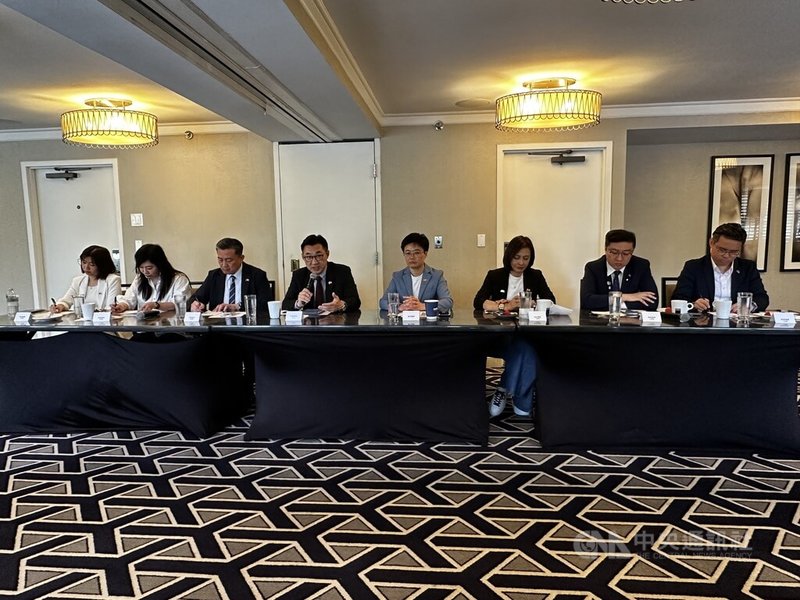 台灣跨黨派立委組團訪美,訪團成員2日與媒體茶敘時表示,此行與美國國會、行政部門交流,討論國防預算、關稅等議題。中央社記者侯姿瑩華盛頓攝 114年5月3日
