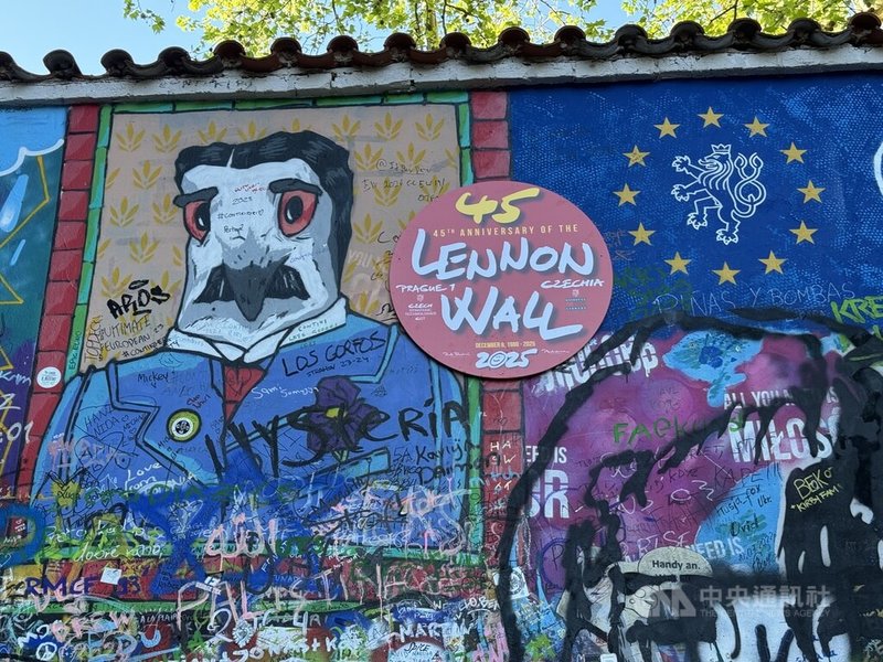 近期捷克藝術家在布拉格觀光景點連儂牆(Lennon Wall)畫上已故英國歌手約翰藍儂在不同時期的肖像,藉此慶祝連儂牆誕生45週年。中央社記者劉郁葶布拉格攝 114年5月3日