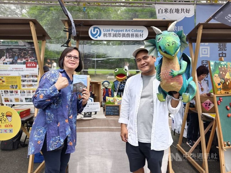 文化部首屆百大基地發表會3日在華山文創園區舉行,共有110處基地獲得認證,現場同步展開「開箱文化百頁」市集,來自全國73個文化基地齊聚一堂。圖為獲選百大基地之一的宜蘭利澤國際偶戲藝術村。中央社記者趙靜瑜攝 114年5月3日