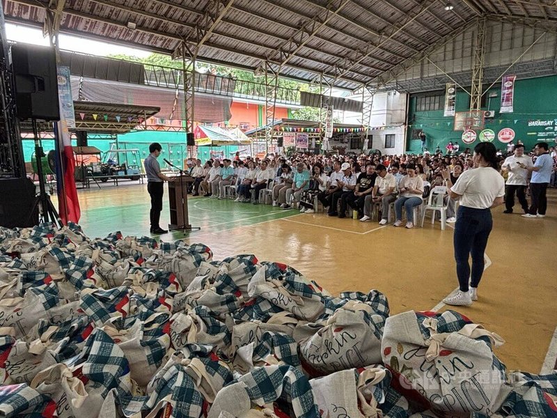 菲律賓台灣同鄉會3日在大馬尼拉地區卡羅肯市舉辦Taiwan Can Help公益健走,也分發白米及生活物資給1000名當地居民。中央社記者林行健卡羅肯市攝 114年5月3日