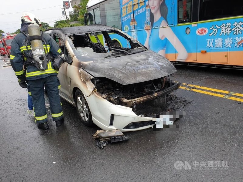 台北市士林區仰德大道3段往陽明山方向3日發生一起休旅車路中起火意外,駕駛在發現車輛無故冒煙後隨即與家人下車,後續車輛起火燃燒,車子幾乎整輛燒毀,所幸未釀傷亡。(翻攝畫面)中央社記者劉建邦傳真 114年5月3日