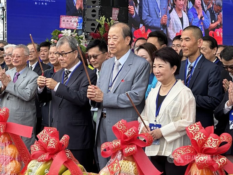 中國醫藥大學美術館3日舉行開工動土典禮,台中市長盧秀燕(前右)、教育部長鄭英耀(前右3)及中國醫藥大學暨醫療體系董事長蔡長海(前右2)等人出席,期許工程如期如質順利完工。中央社記者趙麗妍攝 114年5月3日