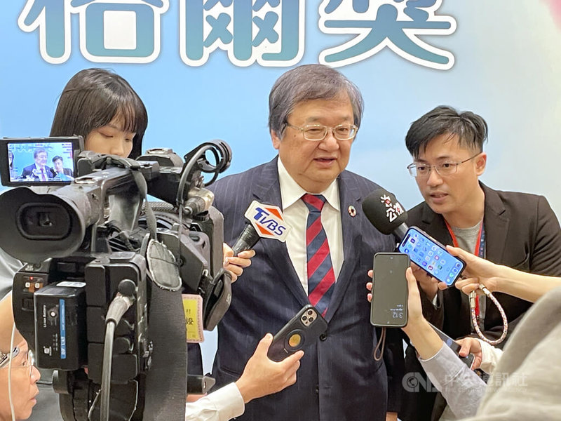 衛福部長邱泰源(中)出席慈月基金會第14屆南丁格爾獎頒獎典禮,並在會後接受媒體聯訪表示,醫院評鑑本就有基層護理人員會談,不能容許讓專業人員做非專業事。中央社記者曾以寧攝 114年5月3日