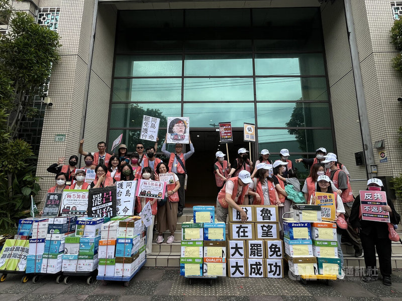 桃園罷免團體3日前往桃園市選舉委員會送交第2階段連署書,罷團成員表示,接下來還是會繼續收連署書,直到選委會通知是否需要補件。中央社記者葉臻攝 114年5月3日