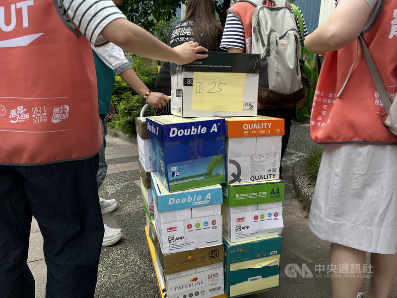 桃園罷免團體3日帶著一箱箱的藍委罷免案第2階段連署書前往桃園市選舉委員會遞交,選委會指出,在清點數量後,會在40天內完成查對,再統一由中選會通知是否通過。中央社記者葉臻攝 114年5月3日
