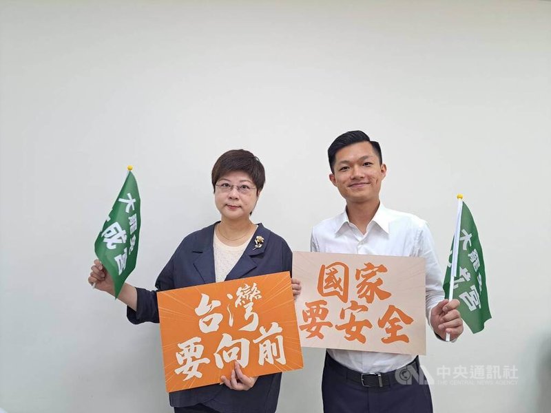 新竹市雙罷免總部發言人林志潔(左)、領銜人戴振博(右)3日舉行記者會,質疑國民黨立委鄭正鈐疑動員移工前往426凱道集會,還與涉及暴力討債事件的養生館業者關係密切。中央社記者郭宣彣攝 114年5月3日
