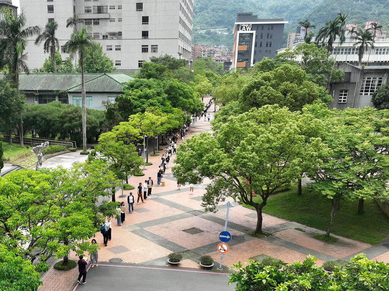 政治大學法學院即將進駐獨立院館,法學院與指南法學文教基金會3日共同舉辦「傳書.傳輸.傳承」行動,近300人在校內排出長龍陣,將搬遷行動變成一場深具儀式感的集體記憶。(政大提供)中央社記者陳至中台北傳真 114年5月3日