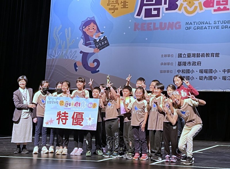 新北市瑞亭國小師生日前榮獲113學年度全國學生創意戲劇比賽特優肯定,校方3日表示,演出作品「三叔公瑞亭講古」是以瑞亭國小大學長、也是退休校長詹念峰為故事原型。(新北市教育局提供)中央社記者黃旭昇新北市傳真 114年5月3日