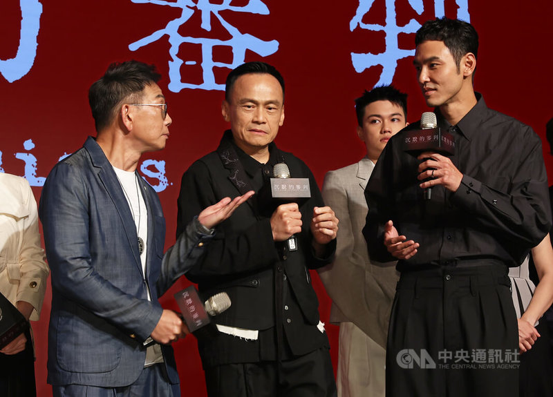 影集「沉默的審判」3日在西門紅樓舉辦媒體發布會,這也是演員袁富華(前左)、陳以文(前中)與阮經天(前右)繼電影「周處除三害」之後再度合作演出。中央社記者趙世勳攝 114年5月3日