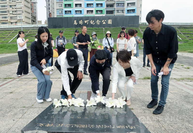 白色恐怖記憶日將至,519行動組合、辜寬敏基金會舉辦系列活動,民進黨立委范雲(前右2)、社會民主黨台北市議員苗博雅(前中)、民進黨台北市議員林亮君(前左1)、前立委林昶佐(前右1)及政治受難者家屬等3日在馬場町紀念公園出席獻花儀式。中央社記者郭日曉攝 114年5月3日
