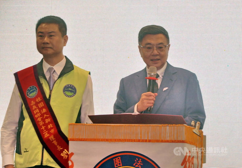 新北市嘉義同鄉會第12屆理事長、理監事暨顧問就職典禮3日舉行,行政院長卓榮泰(右)出席致詞。左為新北市嘉義同鄉會第12屆理事長劉德宗。中央社記者黃旭昇新北攝 114年5月3日