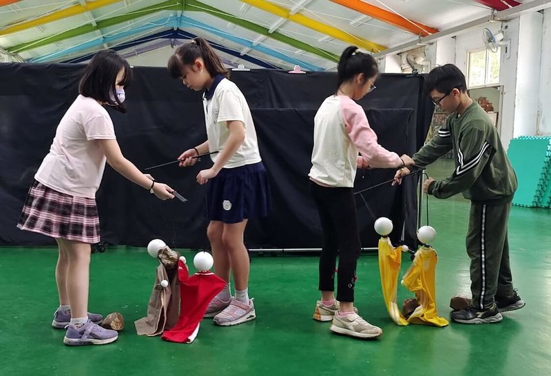 新北市瑞亭國小學子透過自製戲偶,在113學年度全國學生創意戲劇比賽中演出退休校長詹念峰的在地故事,獲特優肯定。圖為學生專注投入練習操偶。(新北市瑞亭國小提供)中央社記者黃旭昇新北市傳真 114年5月3日