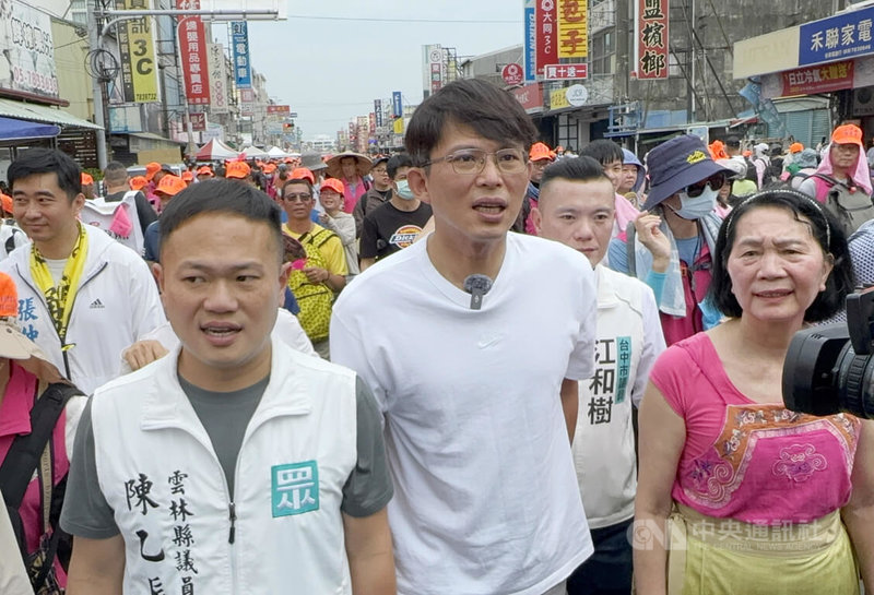 苗栗縣通霄鎮白沙屯媽祖抵達雲林縣北港朝天宮,民眾黨主席黃國昌(前中)守喪未滿1年,3日上午率黨公職到北港鎮華勝路發結緣品並跟隨進香,遭民眾質疑「大不敬」,黃國昌說,曾詢問北港朝天宮相關禮儀和習俗,相信媽祖慈悲,拿這件事政治攻擊大可不必。中央社記者姜宜菁攝 114年5月3日