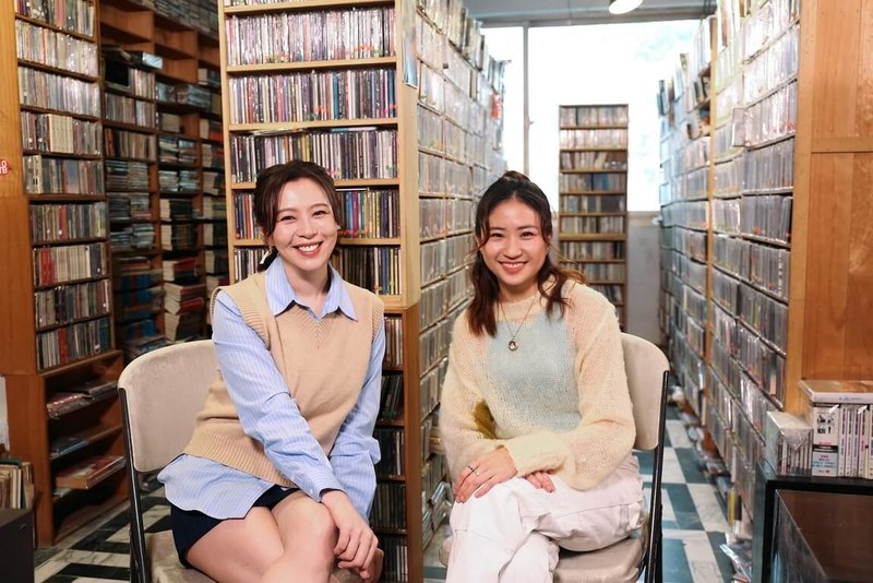 歌手9m88(右)上節目「誰來演戲」,接受主持人劉品言(左)訪問,笑說未來若拍攝戀愛戲,希望能跟韓星孔劉試看看。(鏡電視提供)中央社記者王心妤傳真 114年5月3日