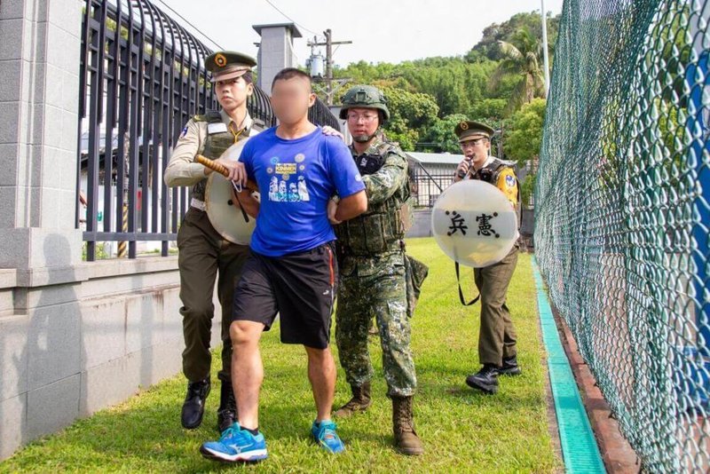國防部博愛營區3日實施「營區安全防護演練」,模擬不明人士強行闖入,遭勤務大隊及憲兵待命班官兵搜捕。(軍聞社提供)中央社記者吳書緯傳真 114年5月3日
