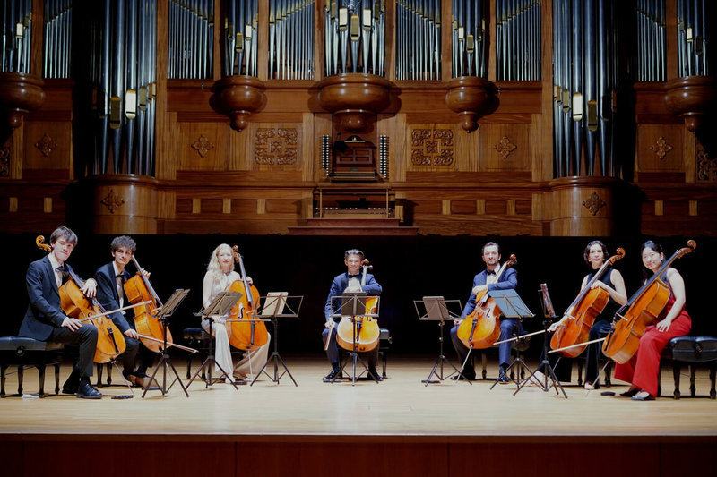 法國大提琴名家高提耶.卡普松(Gautier Capuçon)(左4)將帶著7把大提琴組合Capucelli訪台演出,演繹從古典到當代的跨界作品。(牛耳藝術提供)中央社記者趙靜瑜傳真 114年5月3日