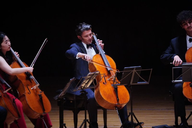 法國大提琴名家高提耶.卡普松(Gautier Capuçon)(中)琴藝精湛,近期也盡己之力,積極為年輕世代音樂家打造音樂舞台。(牛耳藝術提供)中央社記者趙靜瑜傳真 114年5月3日
