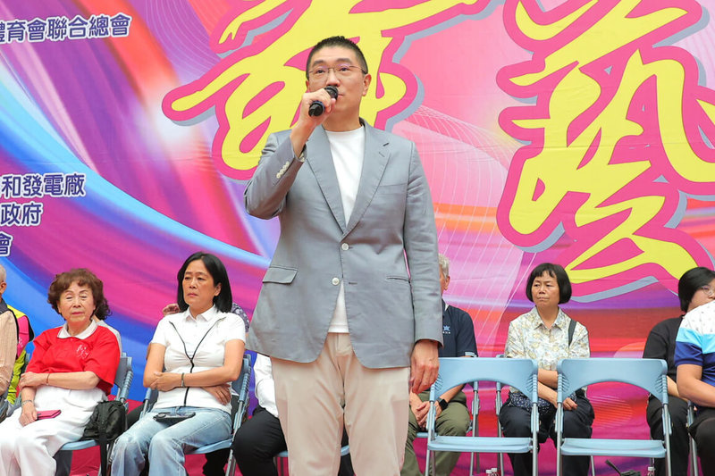 前基隆市府民政處長張淵翔,涉非法利用戶政系統查個資助罷免,並以微信軟體與其他被告聯繫。市長謝國樑(前)3日出席活動受訪表示,市府近日將討論個資與通訊軟體等防範宣導。(基隆市政府提供)中央社記者沈如峰基隆傳真 114年5月3日