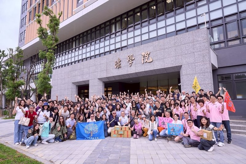 政治大學法學院即將進駐獨立院館,3日上午近300多名法律人齊聚、接力搬書,象徵知識、精神的傳承。(政大提供)中央社記者陳至中台北傳真 114年5月3日