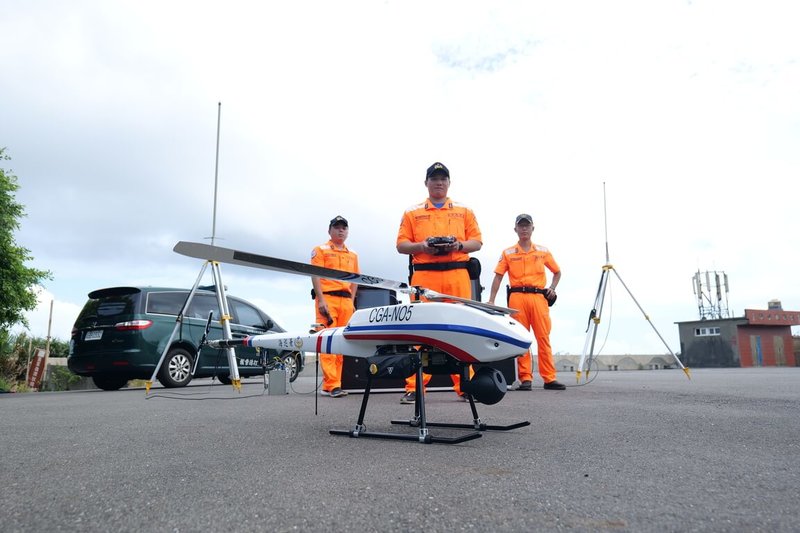 海巡署「無人機區隊」於民國108年成立,透過無人機即時影像傳輸系統,可進行遠距監控作業,廣泛運用於即時偵搜、監控、救災勘查和情資整合等工作。(海巡署提供)中央社記者黃麗芸傳真 114年5月3日