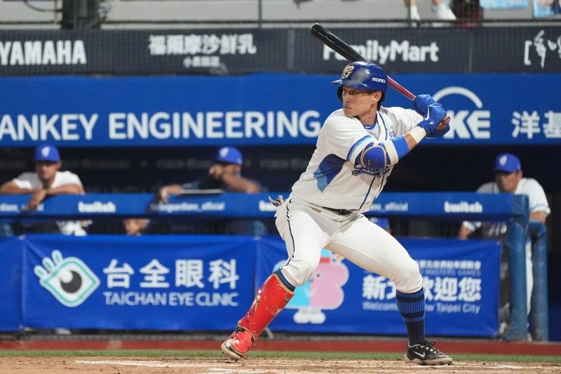 中華職棒富邦悍將隊野手王正棠(圖)受傷勢影響,直到2日本季才首度上到一軍,先發出賽順利敲2安,賽後也有留下來特守練習。圖為王正棠出賽畫面。(富邦悍將提供)中央社記者謝靜雯傳真 114年5月3日