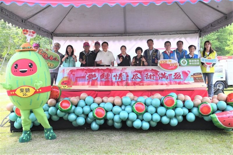 國民黨籍立委傅崐萁(右8)3日與花蓮縣長徐榛蔚(右7)共同出席壽豐鄉農會舉辦的果艷西瓜產業暨親子食農體驗活動,推廣花蓮大西瓜的鮮甜美味。(花蓮縣政府提供)中央社記者張祈傳真 114年5月3日