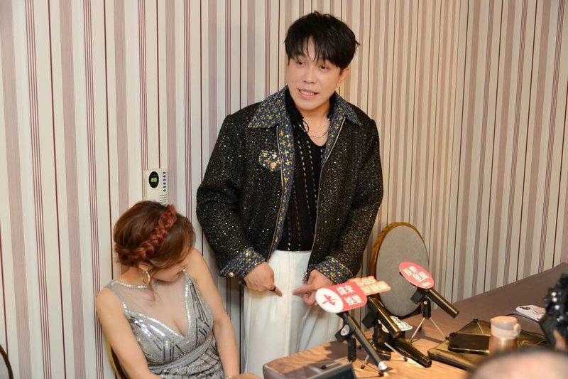 三立集團響應「5G科技影音展演創新應用」計畫,打造台灣首個沉浸式台語表演「穿越紅人Show」,歌手許志豪(右)參演,他說,現在是個分眾時代,這些台語歌可能是長輩的回憶。(三立提供)中央社記者王心妤傳真 114年5月3日
