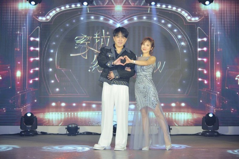 歌手許志豪(左)、吳申梅(右)參與全新音樂會「穿越紅人Show」,復刻早期歌廳秀的演出形式,帶領觀眾一同回味台語金曲。(三立提供)中央社記者王心妤傳真 114年5月3日