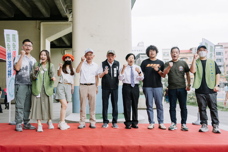 基隆罷免團體3日舉辦宣講活動,鼓勵民眾踴躍響應罷免案2階連署,包含聯電創辦人曹興誠(中)、民進黨立委沈伯洋(右3)等人都受邀出席。(罷免團體提供)中央社記者沈如峰基隆傳真 114年5月3日
