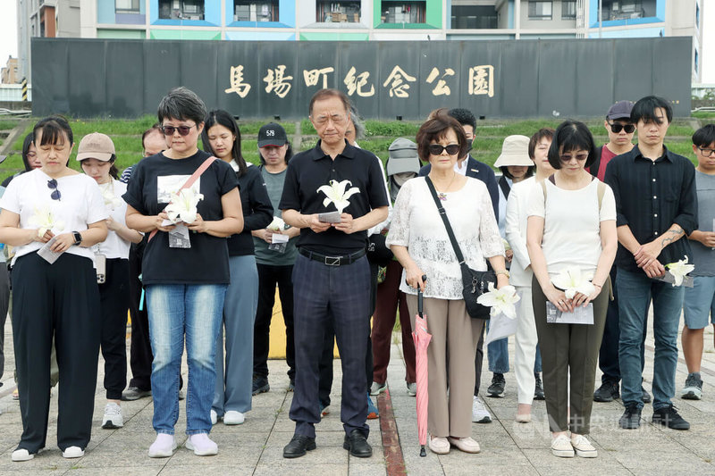 白色恐怖記憶日將至,519行動組合、辜寬敏基金會3日在馬場町紀念公園舉辦獻花儀式,前立委林昶佐(2排右1)及政治受難者家屬等出席,現場進行默哀。中央社記者郭日曉攝 114年5月3日
