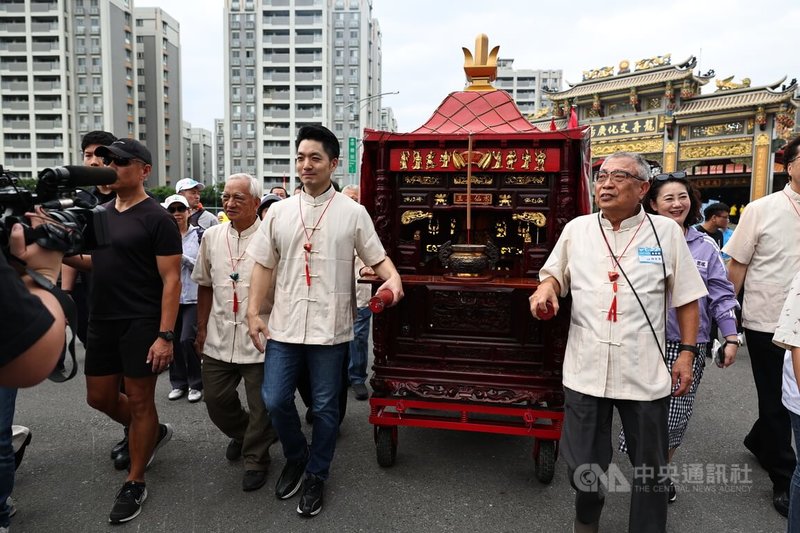 2025台北國際龍舟錦標賽龍舟點睛暨祭江大典3日下午在台北北投洲美屈原宮舉行,台北市長蔣萬安(前右2)出席並依循古禮完成請神儀式,與屈原宮主委林天來(前右)等人一起扶轎。中央社記者翁睿坤攝 114年5月3日