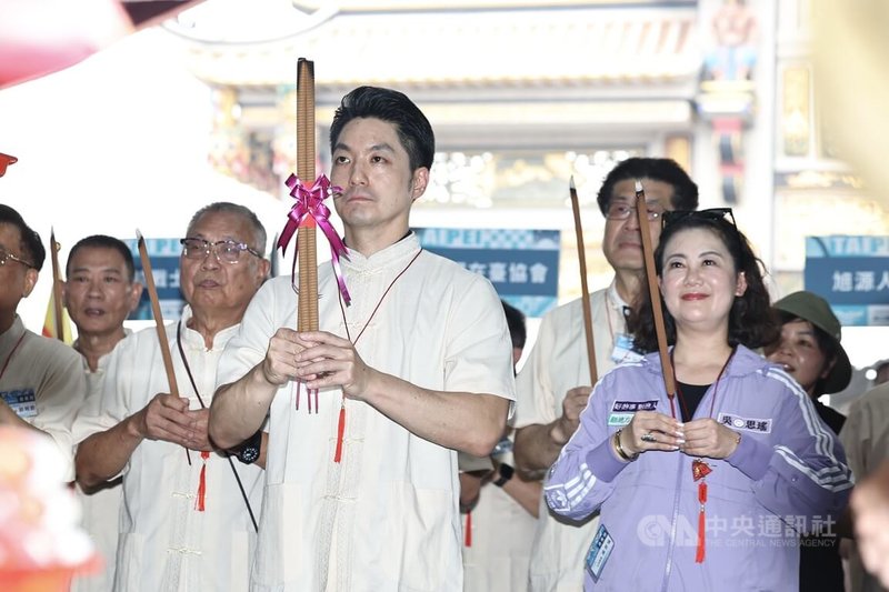 2025台北國際龍舟錦標賽龍舟點睛暨祭江大典3日下午在北投洲美屈原宮舉行,台北市長蔣萬安(前左)與民進黨立委吳思瑤(前右)等人一同持香祭神。中央社記者翁睿坤攝 114年5月3日