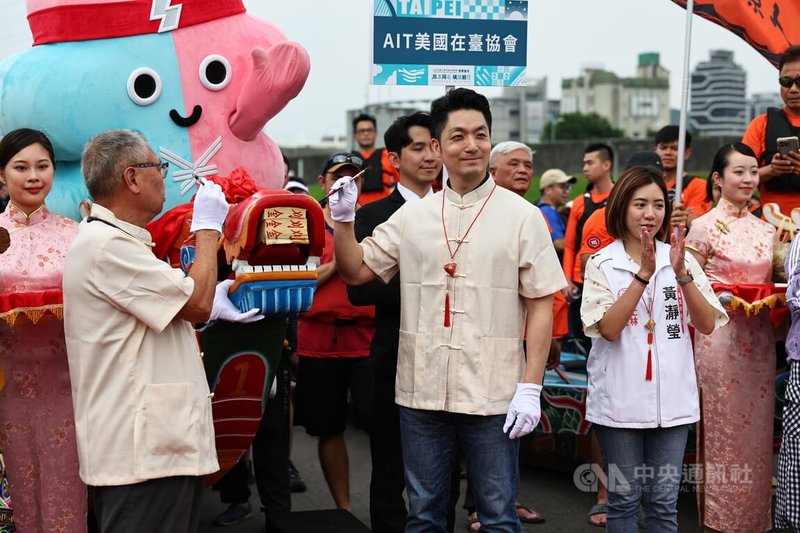 2025台北國際龍舟錦標賽龍舟點睛暨祭江大典3日下午在北投區洲美里屈原宮舉行,台北市長蔣萬安(前中)出席,為龍舟開光點睛。前右為民眾黨台北市議員黃瀞瑩。中央社記者翁睿坤攝 114年5月3日