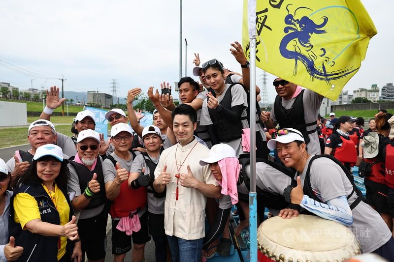 2025台北國際龍舟錦標賽龍舟點睛暨祭江大典3日下午在北投區洲美裏屈原宮舉行,台北市長蔣萬安(前排右3)出席,與參賽選手等合影。中央社記者翁睿坤攝 114年5月3日
