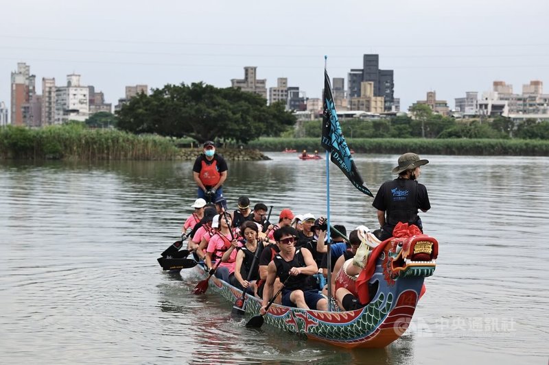 2025台北國際龍舟錦標賽龍舟點睛暨祭江大典3日下午在北投區洲美裏屈原宮舉行,現場進行龍舟下水儀式,祈求賽事平安順利。中央社記者翁睿坤攝 114年5月3日