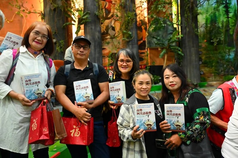 台灣原住民阿美族按分布區域及風俗分別發展出不同語系,花蓮天主教神父曾俊源歷時40年走訪花蓮南勢阿美部落,完成編撰南勢阿美語辭典,3日正式發表。(花蓮市公所提供)中央社記者張祈傳真 114年5月3日