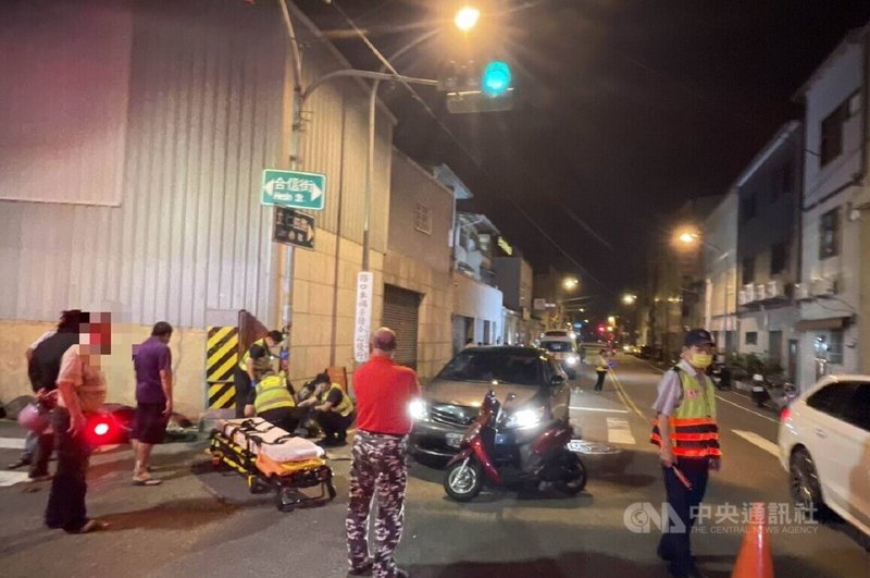 楊姓男子2日晚間開車行經台中市大里區一處路口時,先撞上一輛汽車再追撞停等紅燈的5輛汽機車,事故共造成4傷送醫,楊男向警方供稱是為撿手機才導致意外。(翻攝照片)中央社記者蘇木春傳真 114年5月3日