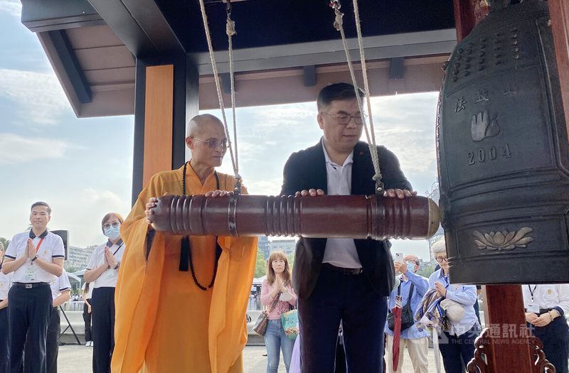 法鼓山3日在國父紀念館舉行法鼓山心靈環保家庭日,方丈和尚果暉法師(前左)與環境部長彭啓明(右)一同感恩浴佛並體驗多項禪悅遊戲,也透過撞鐘來為世界祈福。中央社記者吳欣紜攝 114年5月3日