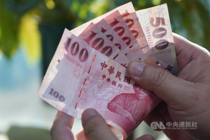 台北外匯市場新台幣兌美元2日開盤後一路猛升,收盤為31.064元,飆升9.53角,成交金額22.48億美元。中央社記者徐肇昌攝 114年5月2日