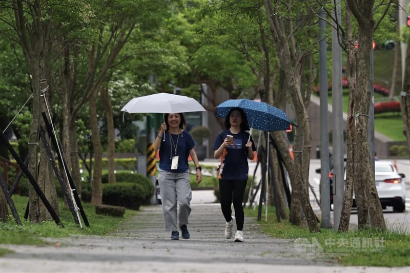 圖為北市南港區公園漫步民眾。(中央社檔案照片)