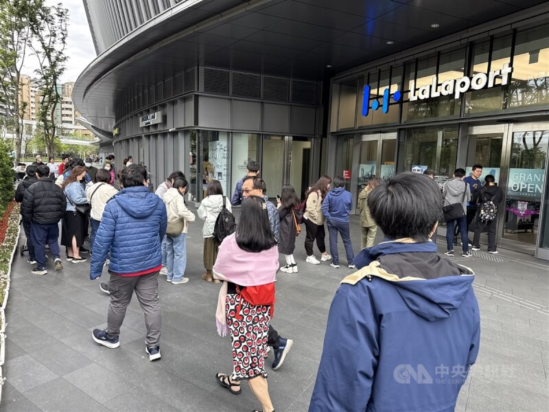 圖為LaLaport台北南港店人潮。（中央社檔案照片）