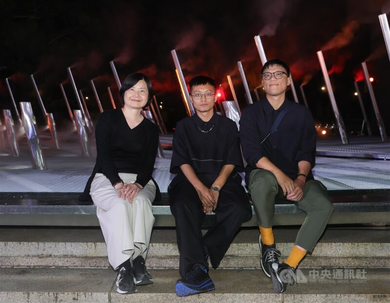 台北市立美術館第12屆X-site計畫3日將正式開展,2日晚間舉行開幕晚會,本屆首獎團隊「表層工作室 」成員譚宇宏(右)、高偉恩(中)與北美館副館長蔣雨芳(左)一同合影。中央社記者謝佳璋攝 114年5月2日