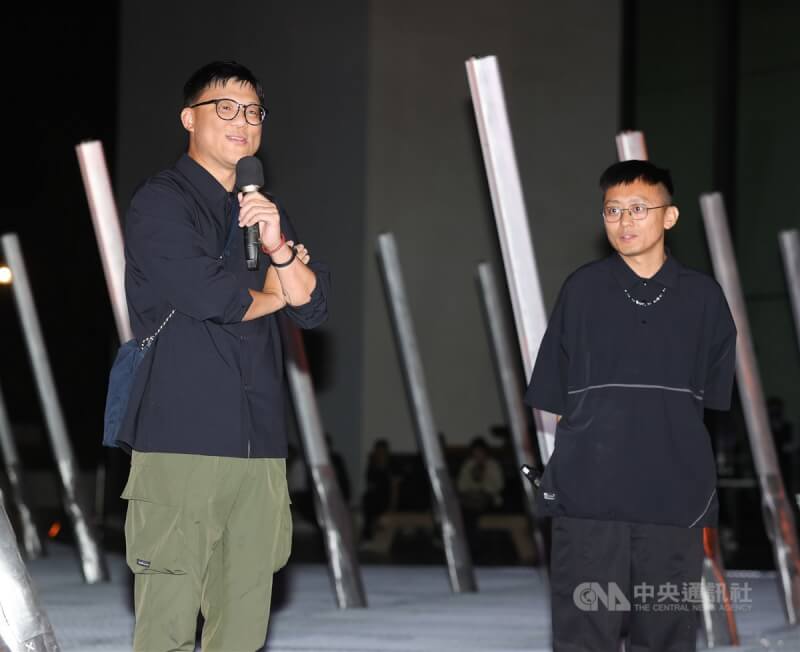 台北市立美術館主辦的第12屆X-site計畫將於3日正式開展,2日晚間在戶外廣場舉行開幕晚會,本屆首獎團隊「表層工作室 」成員譚宇宏(左)、高偉恩(右)現場說明得獎作品「毛孔城市-佔領計畫」創作理念。中央社記者謝佳璋攝 114年5月2日