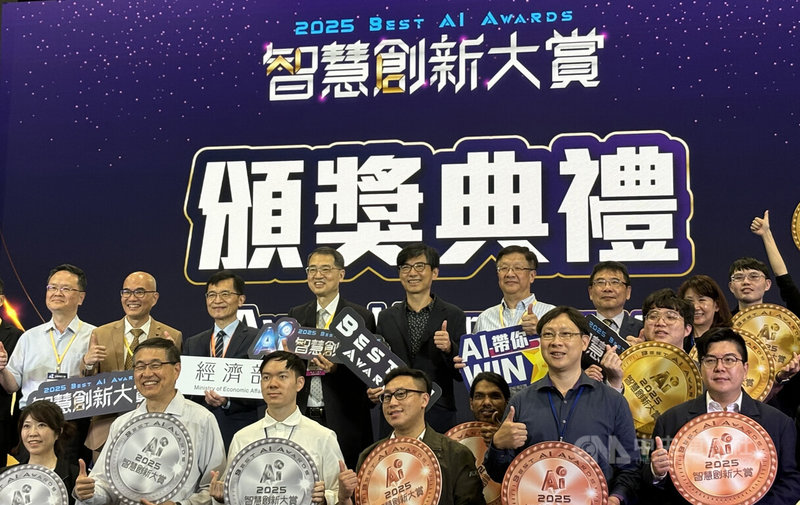 經濟部3日舉辦智慧創新大賞決賽暨頒獎典禮,共有來自36國、1253個團隊參賽,最終決賽由233個隊伍中遴選出93個獎項。中央社記者劉千綾攝 114年5月3日